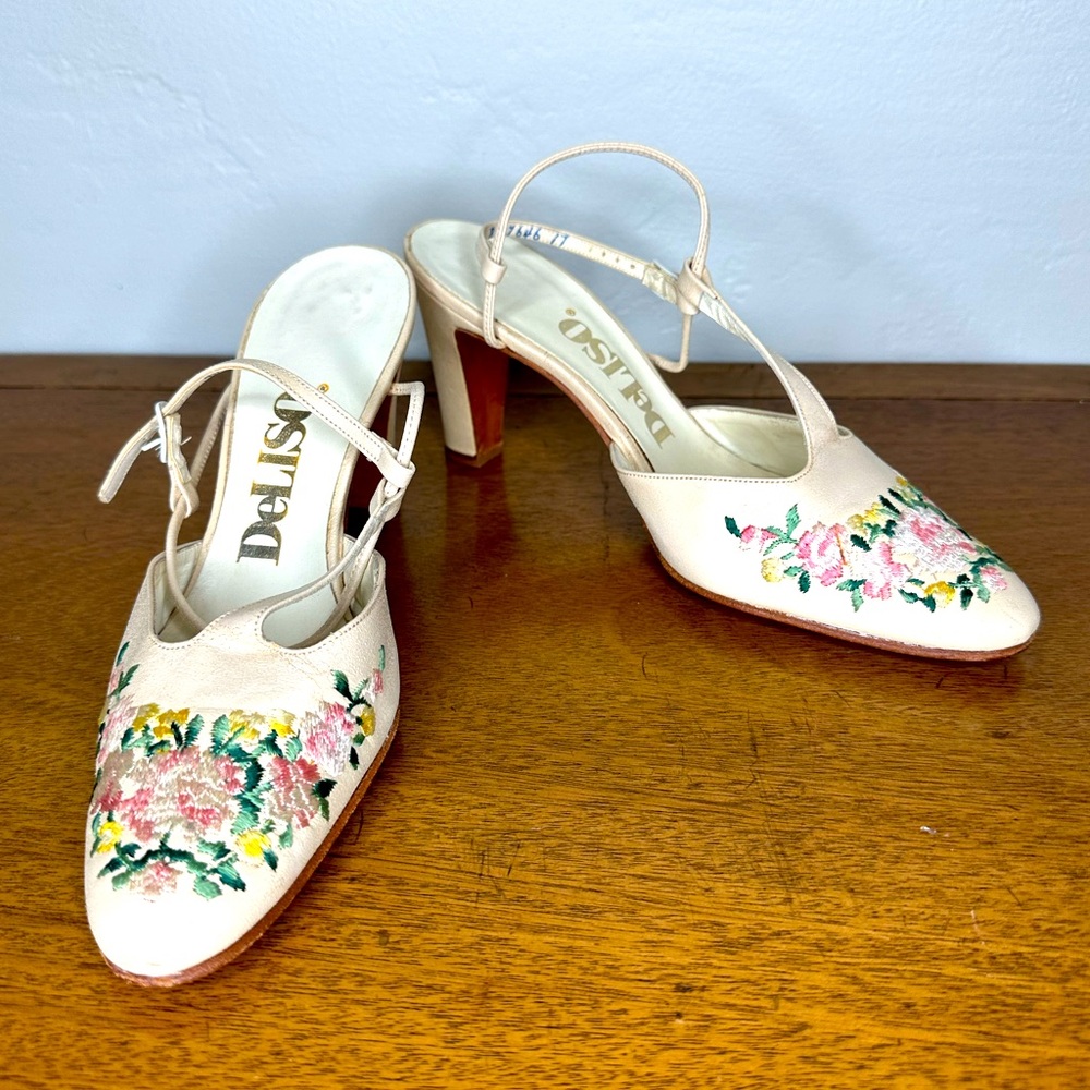 Vintage size 7.5 B - Floral Motif Dress Shoes